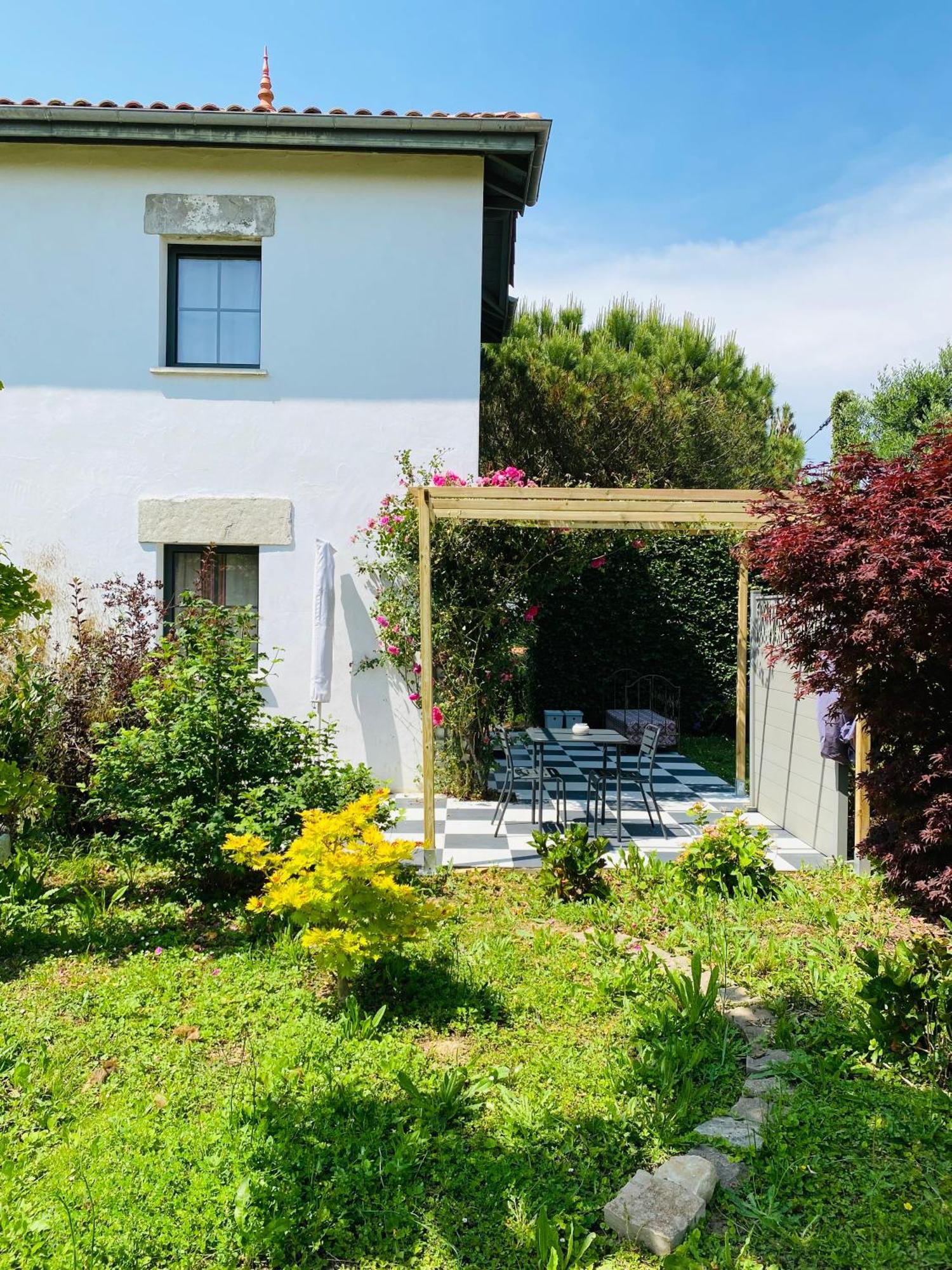 La Bastide De Guiche Entre Ocean Et Montagnes Apartment Exterior photo